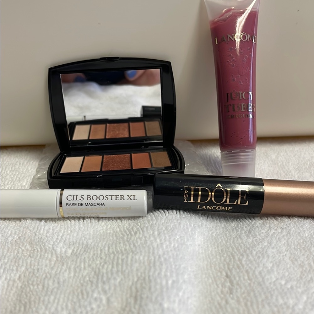 Eyeshadow Palette with Brown and Gold Shades